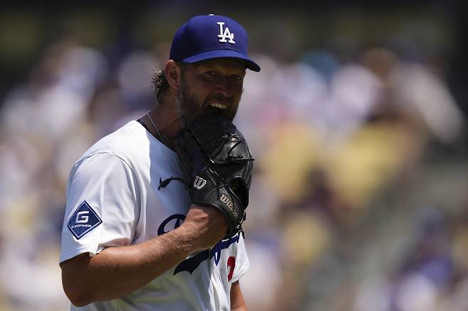 <yonhap photo-2069="">커쇼가 21일(한국시간) 밀워키와 홈 경기 5회 초 교체돼 마운드를 내려오면서 글러브를 깨물고 있다. AP=연합뉴스</yonhap>