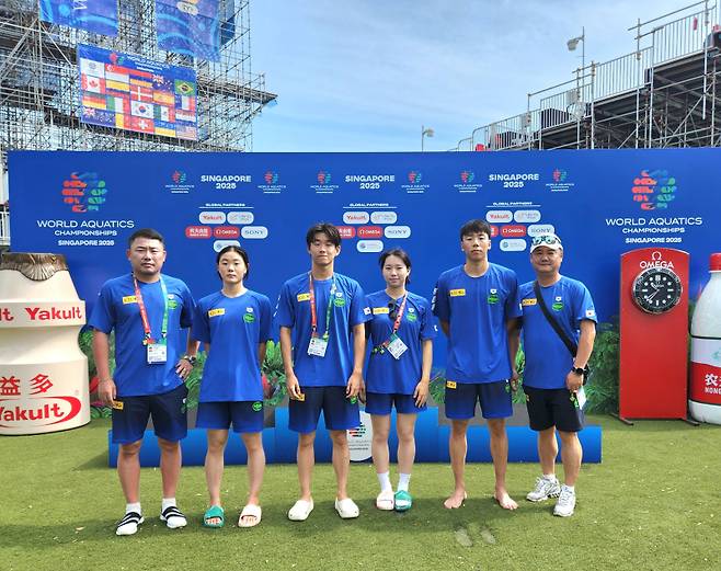 신동호 코치, 황지연, 박재훈, 김수아, 오세범, 김인균 코치(왼쪽부터). 사진=대한수영연맹 제공