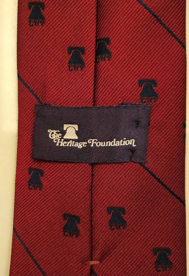 1998년 퓰너 회장의 선물. 미국 대표적 보수 싱크탱크인 헤리티지 재단의 공식 로고 '자유의 종(Liberty Bell)'이 수놓아져 있다. (장성민 전 의원 페이스북 캡처)