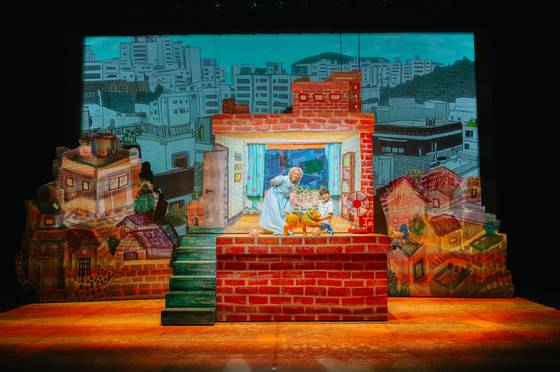 온 가족이 함께 공감하고 눈물 흘릴 수 있는 가족 뮤지컬 ‘할머니의 여름휴가’ 주인공 할머니와 손자 석구. ㈜에이엠컬처