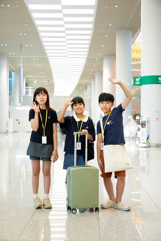 인천국제공항 제2여객터미널을 방문한 박서현·고가람·이현우(왼쪽부터) 학생기자가 여행을 앞둔 설렘을 표현했다.