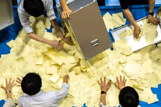 20일 일본에서 치러진 참의원(상원) 선거 개표작업이 이뤄지고 있다. AFP=연합뉴스