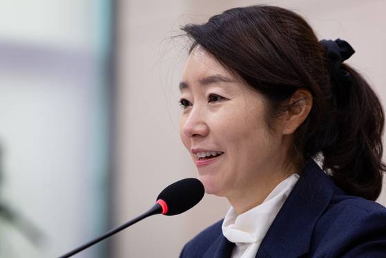 강선우 여성가족부 장관 후보자가 14일 서울 여의도 국회에서 열린 인사청문회에 출석해 의원 질의에 답하고 있다.뉴스1