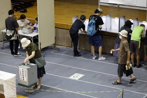 20일 실시된 일본 참의원 선거에서 일본 국민들이 투표하고 있다. EPA=연합뉴스
