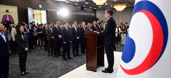 조현 신임 외교부 장관이 21일 오전 서울 종로구 외교부에서 열린 취임식에 참석해 취임사를 하고 있다. 공동취재단=뉴스1