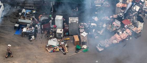 지난 18일 침수 피해를 본 대구 북구 노곡동 한 가정집에서 주민과 공무원들이 복구에 나선 가운데 방역 작업이 진행되고 있다. 연합뉴스