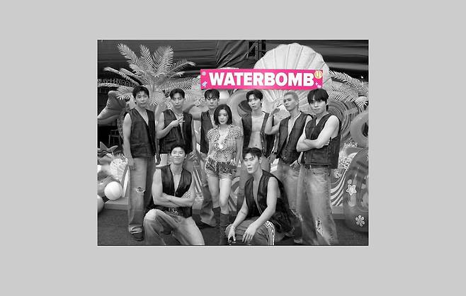 지난 6일 경기 고양 킨텍스 야외 글로벌 스테이지에서 열린 ‘워터밤 서울 2025’에서 공연한 가수 권은비가 댄서들과 함께 서 있다. 권은비 인스타그램