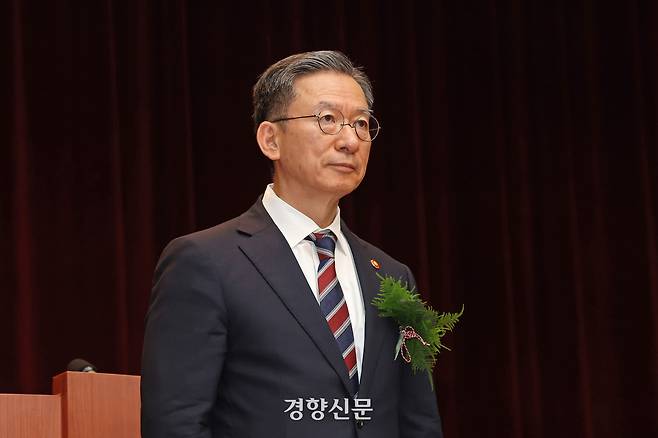 정성호 법무부 장관이 21일 정부과천청사에서 열린 취임식에서 임직원들과 인사하고 있다. 정효진 기자