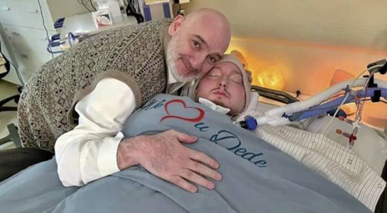 사우디아라비아의 칼리드 빈 탈랄 알 사우드 왕자가 혼수상태인 아들 알왈리드 왕자를 돌보고 있다. 사진은 지난해 말 촬영된 모습. 엑스