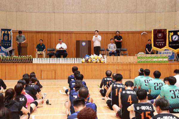19일 낮 풍덕고등학교에서 열린 용인시배구협회장배 남여 생활체육 배구대회 개회식에서 이상일 시장이 환영사를 진행하고 있다. 용인특례시 제공