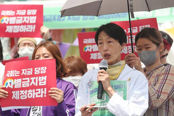 ▲ 2022년 5월26일 차별금지법제정연대 관계자들이 서울 여의도 국회 앞에서 차별금지법 제정 요구 단식투쟁을 마무리하는 기자회견을 하고 있다. ⓒ연합뉴스