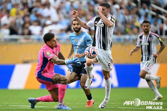 에데르송은 세계 최고의 골키퍼로 평가받는 이다. 사진=AFPBBNews=News1