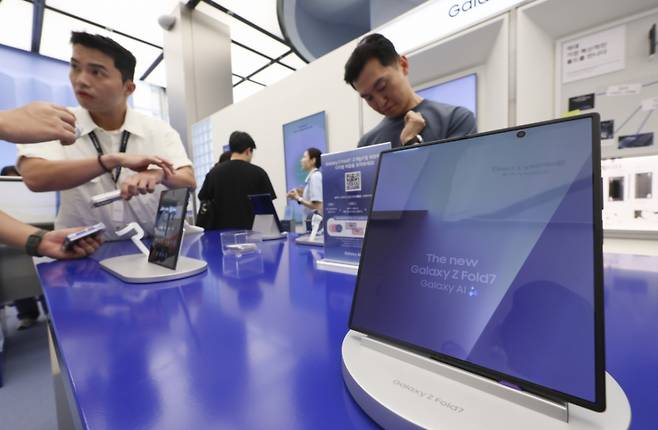 삼성전자 신형 폴더블 스마트폰 갤럭시 Z 폴드7 및 플립7 공개 첫 날인 10일 서울 서초구 삼성 강남점에서 소비자들이 스마트폰을 살펴보고 있다. /사진=뉴시스