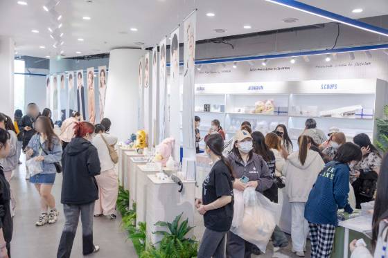 4~5월 난징에서 열린 '아티스트 모델 컬렉션 바이 세븐틴'팝업에서 방문객들이 팝업을 둘러보고 있다./사진제공=하이브