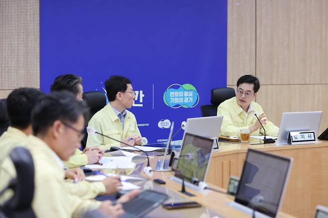 21일 오전 경기도청에서 김동연 경기도지사(오른쪽)가 집중호우 피해의 신속 수습·복구 지원을 위한 긴급대책회의를 하고 있다. /사진제공=경기도