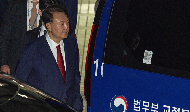 윤석열 전 대통령이 지난 9일 서울 서초구 서울중앙지법에서 열린 구속 전 피의자 심문(영장실질심사)이 끝난 뒤 법원을 떠나고 있다. 연합뉴스