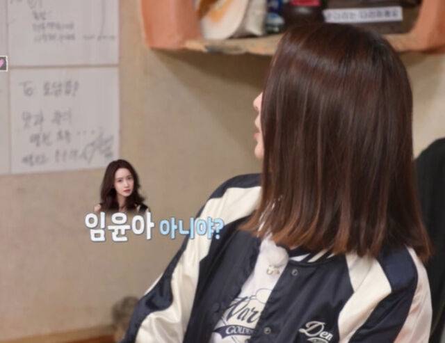 이민정이 이병헌 사인 옆에 있는 사인에 당황하는 모습을 보였다. / KBS2 '가는정 오는정 이민정'