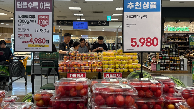 이마트 영등포점에서 할인행사가 진행되고 있다. 박연수 기자