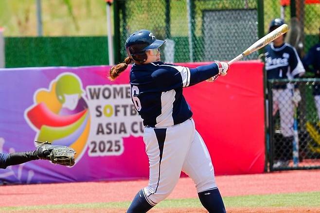 2025 여자 소프트볼 아시아컵 인도전에서 2점 홈런을 터트린 정송희(인천광역시체육회). 2025.07.21. (사진=대한야구소프트볼협회 제공) *재판매 및 DB 금지