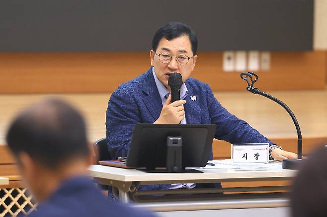 주낙영 경주시장이 확대간부회의를 주재하고 집중호우 피해 확인과 하반기 정책과제를 점검하고 있다. 경주시 제공