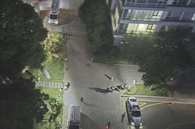 총기 사건 현장에 출동한 경찰과 소방 당국. 연합뉴스