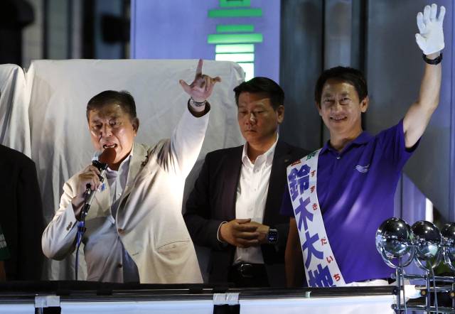 ▲ 이시바 시게루(왼쪽)일본 총리가 19일 일본 도쿄에서 참의원 선거 운동 마지막 날 후보 지지 연설을 하고 있다. ⓒEPA=연합뉴스