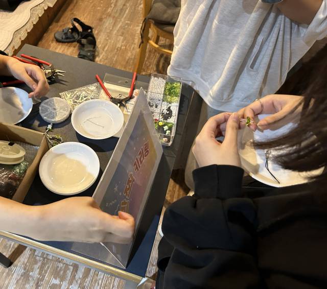 ▲최연수(가명) 씨가 십대여성일시지원센터 나무에서 비즈프로그램을 체험하고 있다.ⓒ나무 제공