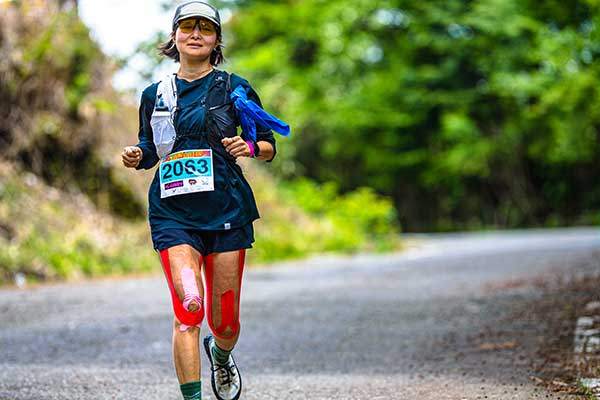 대회에 참가해 뛰고 있는 신고운.