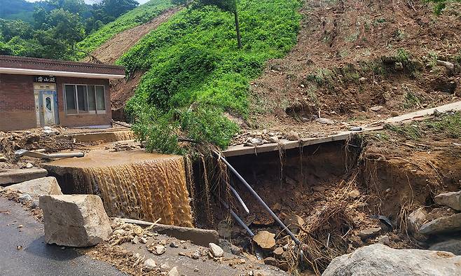 닷새 동안 내린 괴물호우로 물폭탄을 맞은 듯 쑥대밭이 돼 버린 경남 산청군 산청읍 부리 내부마을. 산사태 피해로 이 동네 주민 3명이 숨졌다.