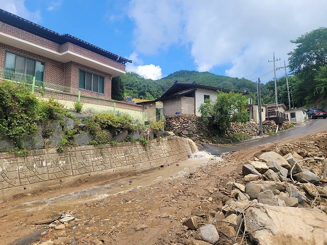 닷새 동안 내린 괴물호우로 물폭탄을 맞은 듯 쑥대밭이 돼 버린 경남 산청군 산청읍 부리 내부마을. 산사태 피해로 이 동네 주민 3명이 숨졌다.