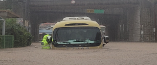 천안서북경찰서 천안시 성환읍 우신리에서 침수로 물이 가슴까지 차오른 버스안에서 경찰관들이 앞문을 개방하고 버스운전자 목숨 지켰다.