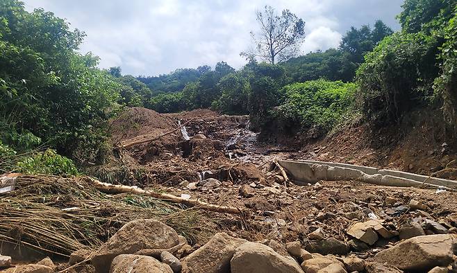 닷새 동안 내린 괴물호우로 물폭탄을 맞은 듯 쑥대밭이 돼 버린 경남 산청군 산청읍 부리 내부마을. 산사태 피해로 이 동네 주민 3명이 숨졌다. 산청=강승우 기자
