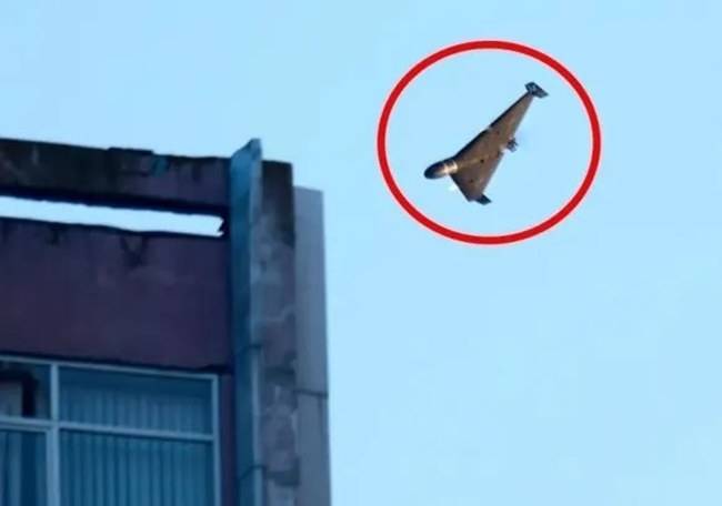 지난달 17일 러시아군이 발사한 드론이 우크라이나 키이우의 한 건물로 향하고 있다. AP 연합뉴스