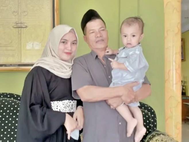 19살이던 2020년 38살 연상의 남편과 결혼한 인도네시아 방카섬 출신의 레나타 파디아(24)는 자신이 9살이던 2009년 지금 남편의 두 번째 결혼식에 하객으로 참석했던 사실을 뒤늦게 알았다고 밝혔다. 인스타그램