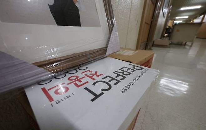 서울 시내 한 의과대학 강의실에 앞에 전공의 국가고시 관련 책이 놓여 있다. 연합뉴스