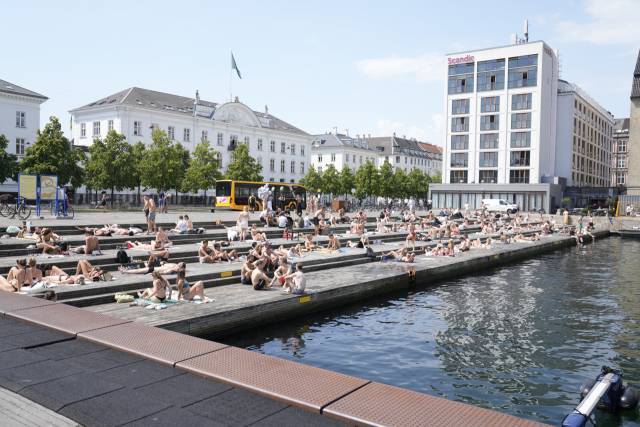 덴마크 코펜하겐의 오펠리아 광장에 있는 항구 목욕탕에서 사람들이 휴식을 취하고 있다. AP연합뉴스