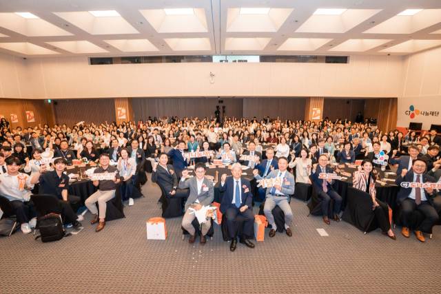 CJ나눔재단 설립 20주년 기념식에 모인 150여명의 지역아동센터 선생님들과 CJ임직원 및 관계자들, 우수 성장사례 수혜자 등 전체 참가자가 18일 CJ인재원에서 기념사진을 촬영하고 있다. 사진제공=CJ