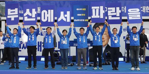 6월 1일 이재명 당시 더불어민주당 대선후보(오른쪽 네 번째)가 부산 동구 부산역 광장에서 열린 유세에서 해수부 이전, HMM 유치, 동남투자은행 설립이 적힌 피켓을 들고 있다. 뉴스1