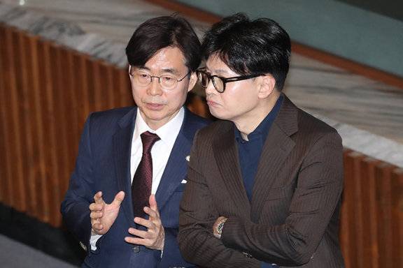 비상계엄 선포 직후인 지난해 12월 4일 새벽 조경태 의원(왼쪽)과 한동훈 당시 국민의힘 대표가 서울 여의도 국회 본회의장에서 대화하고 있다. 뉴스1