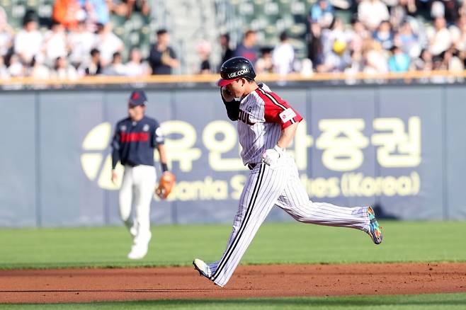 LG 문성주는 20일 롯데와 홈경기에서 2번타자 좌익수로 선발출전했다. 1회초 홈 보살, 1회말 마수걸이 홈런으로 팀 승리에 보탬이 됐다. 사진제공|LG 트윈스