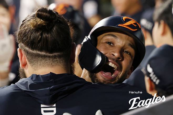 한화 외국인타자 루이스 리베라토가 20일 수원KT위즈파크에서 열린 KT와 원정경기에서 쐐기 2점홈런을 친 뒤 덕아웃에서 코디 폰세와 껴안고 있다. 사진제공|한화 이글스