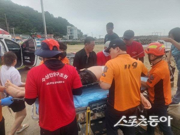 영덕군 해수욕장 구조요원들이 심정지 상테 환자를 응급조치해 119구급대로 후송하고 있다. 사진제공 ㅣ 영덕군