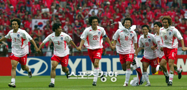 한국 축구대표팀 선수들이 2002년 6월 22일 광주에서 열린 월드컵 8강전에서 스페인을 꺾고 4강에 오른 뒤 세리머니를 펼치고 있다. 권호욱 선임기자