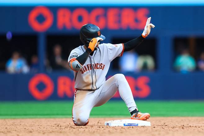 샌프란시스코 이정후가 21일 캐나다 온타리오주 토론토 로저스센터에서 열린 토론토와 원정경기 1회 첫 타석에서 시즌 20번째 2루타를 치고 세리머니하고 있다. AFP연합뉴스