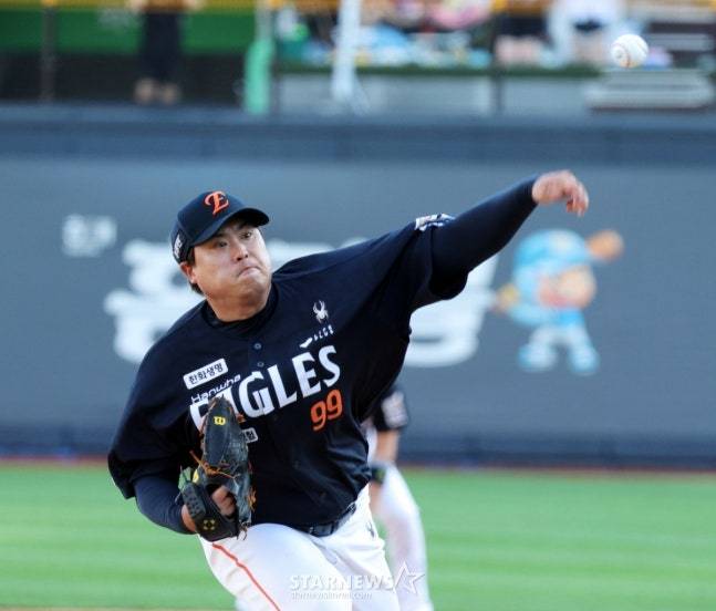 한화 류현진이 20일 수원 KT전에서 역투하고 있다. /사진=강영조 선임기자