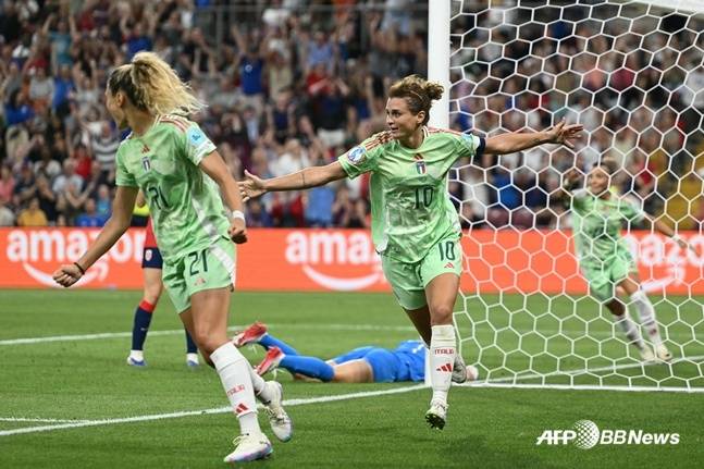 노르웨이와 8강전에서 득점 후 세리머리를 하는 이탈리아 선수들. /AFPBBNews=뉴스1