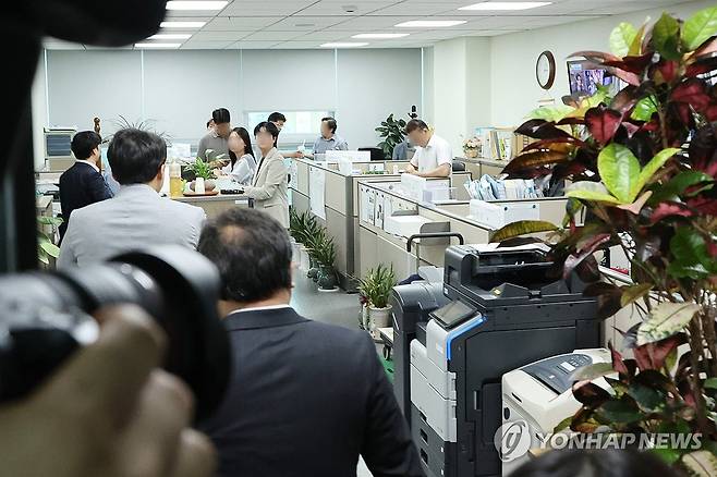 압수수색 받는 윤상현 의원실 (서울=연합뉴스) 김주성 기자 = 윤석열 전 대통령 배우자 김건희 여사와 관련한 의혹들을 수사하는 민중기 특별검사팀이 8일 서울 여의도 국회 의원회관 내 국민의힘 윤상현 의원실을 압수수색하고 있다. 2025.7.8 utzza@yna.co.kr