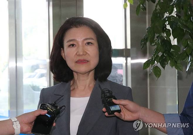 경찰 출석한 이진숙 방통위원장 (대전=연합뉴스) 김소연 기자 = 대전MBC 사장 재임 시절 법인카드를 사적으로 유용했다는 의혹을 받는 이진숙 방송통신위원장이 5일 대전 유성경찰서에 출석해 기자들의 질문을 받고 있다. 2025.7.5 soyun@yna.co.kr