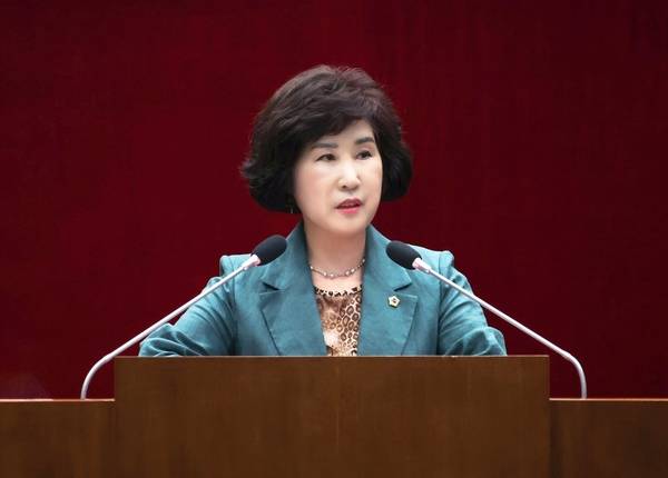 성남시의회 정연화 의원이 성남 최대 현안 중 하나인 고도제한(건축제한) 문제와 관련한 5분 발언을 하고 있다. /성남시의회 제공