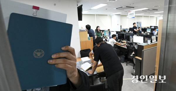 지난 16일 오산시 가장교차로 고가도로에서 옹벽이 붕괴해 1명이 숨지는 사고와 관련 경찰이 강제수사에 나섰다. 22일 오전 오산시청에서 경찰이 압수수색을 진행하고 있다. 2025.7.22 /최은성기자 ces7198@kyeongin.com
